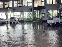 浸水する宍粟市一宮市民局庁舎