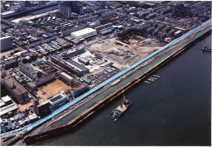 阪神淡路大震災における舟運を活用した堤防復旧